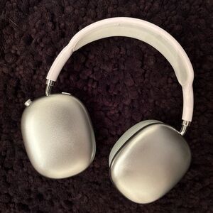 Apple AirPods Max in Elegant Silver